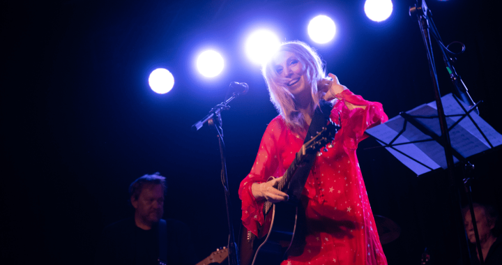 Florence Dore y el eco del rock en Twelve Great Minds (Department Meeting)