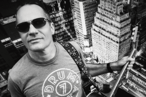 Bailar al borde del colapso: el pulso electrónico en The Spektre