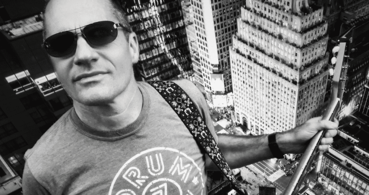 Bailar al borde del colapso: el pulso electrónico en The Spektre