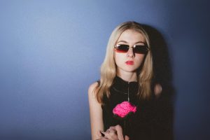 Ava Valianti explora la incertidumbre del crecimiento en su sencillo “Sophomore Slump”