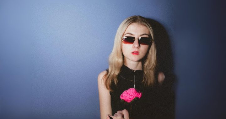 Ava Valianti explora la incertidumbre del crecimiento en su sencillo “Sophomore Slump”