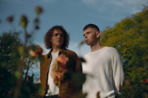 Seafret navega nuevas emociones junto a James Morrison en “Driftwood”