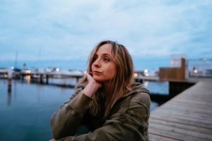 Alanna Matty ilumina el invierno con su sencillo “January”