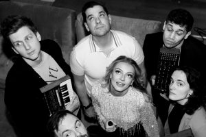 Mystery Friends lanza “Inevitable”, synth-pop que transforma la revelación en baile