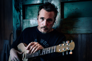 Shane Alexander presenta “Higher Than High”, un viaje psicodélico de esperanza y redención