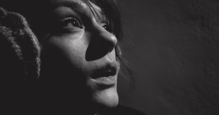 &Tilly y “Make Me”: una exploración atrevida de los deseos humanos