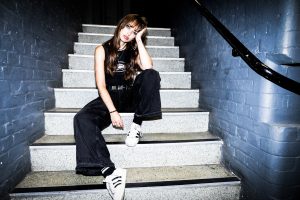 Guitarras y cicatrices: Tally Spear abraza la dualidad en “Bittersweet”