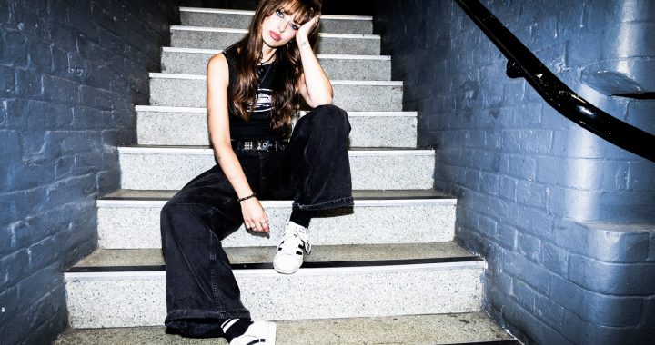 Guitarras y cicatrices: Tally Spear abraza la dualidad en “Bittersweet”