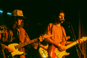 Please Be Kind, Rewind: El Paisaje Costero de Skinny Dippers