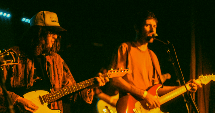 Please Be Kind, Rewind: El Paisaje Costero de Skinny Dippers