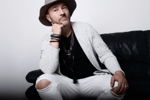 Jon Century y la Atmósfera de We Have Become (Acoustic Version)