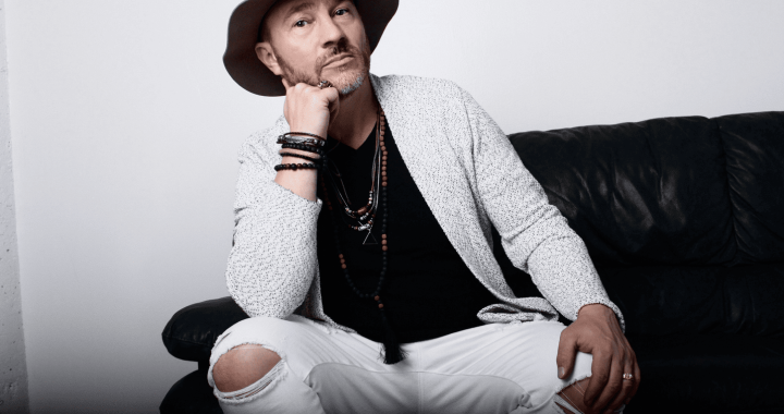 Jon Century y la Atmósfera de We Have Become (Acoustic Version)