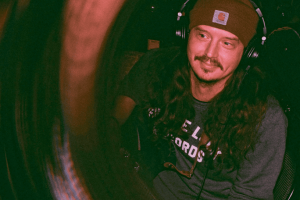 La Calma Rítmica de Caleb Elliott en Dead Ringer (feat. Andy Baxter)