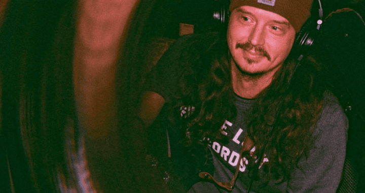 La Calma Rítmica de Caleb Elliott en Dead Ringer (feat. Andy Baxter)