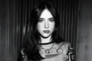 Gabriela Bee y “17”: una mirada íntima al crecimiento emocional