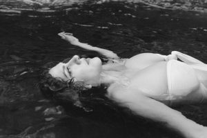 Fuego en la corriente: La Doña reimagina el son jarocho en “Quémame”