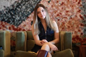 Ximena Ramos reafirma su autenticidad con “Sombrero en Alto”