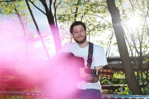 Entre calles, pianos y emociones: Dylan Dunlap desnuda su alma en “Back to the Keys”