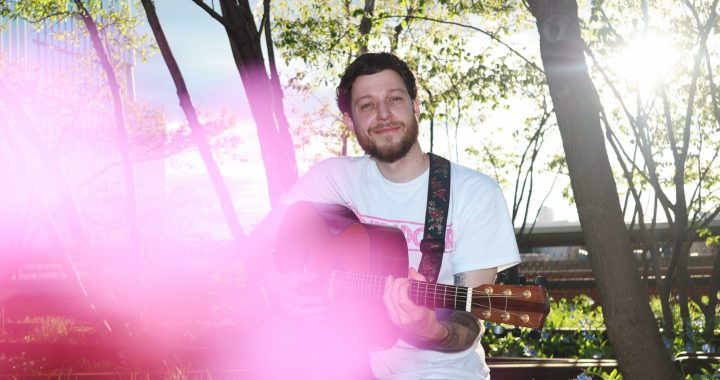 Entre calles, pianos y emociones: Dylan Dunlap desnuda su alma en “Back to the Keys”