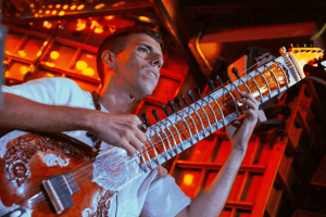 La convergencia del sitar y el ritmo caribeño de Peré