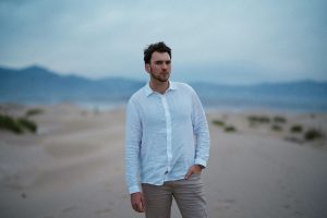 El arte de avanzar sin rumbo: “Still Turn This Around” y la estética de la incertidumbre