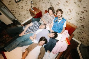 Some Sprouts regresa con “Never Enough”, un nuevo adelanto de su etapa musical