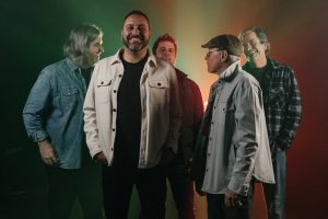 Carbon City Lights ilumina la claridad mental con “In My Head”, su nuevo himno indie optimista