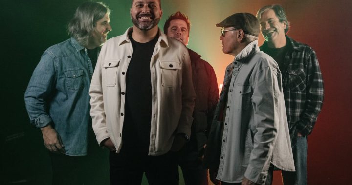 Carbon City Lights ilumina la claridad mental con “In My Head”, su nuevo himno indie optimista