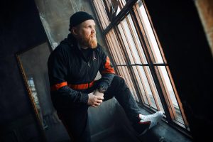 Denis First firma un manifiesto sonoro en “Rocks & Clay” contra la obsesión por los números