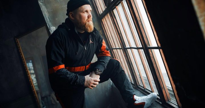 Denis First firma un manifiesto sonoro en “Rocks & Clay” contra la obsesión por los números