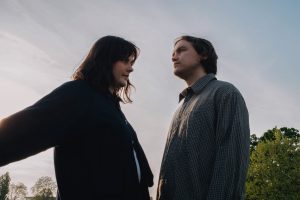 atmos bloom explora el cambio, la aceptación y la identidad con “It’s Enough” y “Closer”