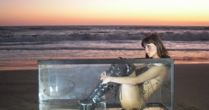 CASANDRA – “HOURGLASS” | Un refugio de calma entre el amor, la memoria y el paso del tiempo