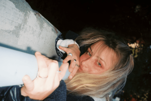 La versatilidad musical de Lucy Frost se consolida en el ritmo de Shit Kicker