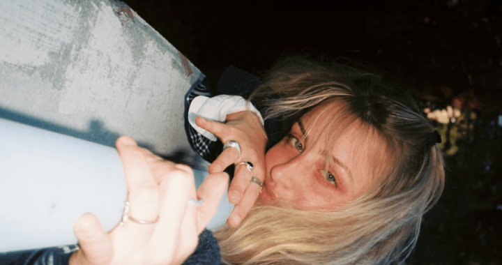 La versatilidad musical de Lucy Frost se consolida en el ritmo de Shit Kicker