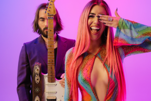 El ritmo retro de Alexandra John resuena en The World’s Winking at You