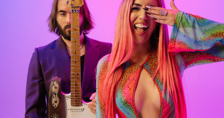 El ritmo retro de Alexandra John resuena en The World’s Winking at You