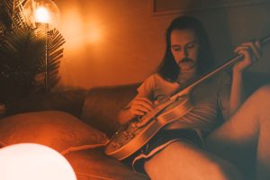 Steve Stout transforma la espera y la incertidumbre en una reflexión musical con “waitin on mine”