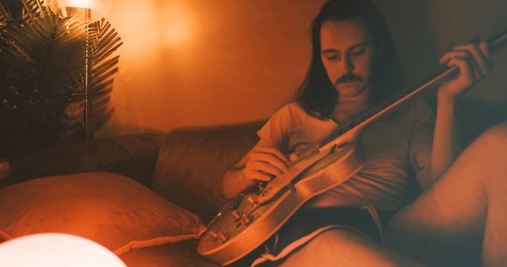 Steve Stout transforma la espera y la incertidumbre en una reflexión musical con “waitin on mine”