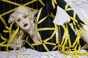 El drama pop de Savannah Pope se despliega en Panopticon