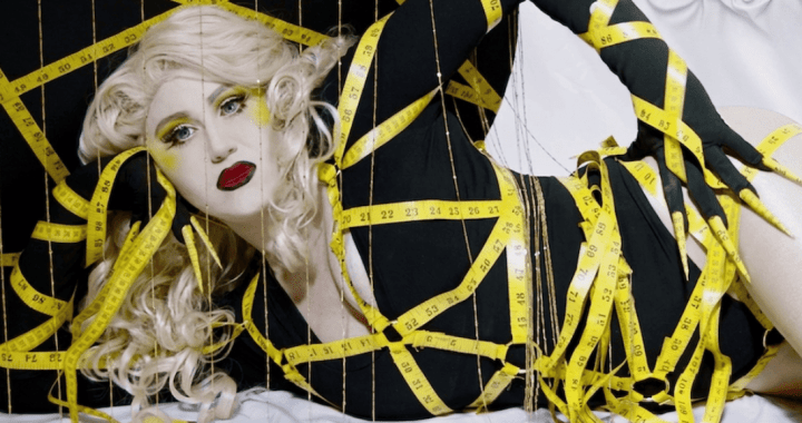 El drama pop de Savannah Pope se despliega en Panopticon
