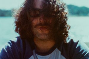 Nostalgia al borde de la carretera: Pink Skies y el dulce vértigo de «Day Drinking»