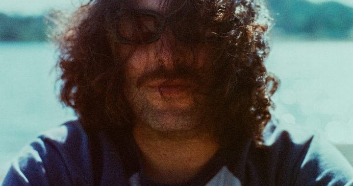 Nostalgia al borde de la carretera: Pink Skies y el dulce vértigo de «Day Drinking»
