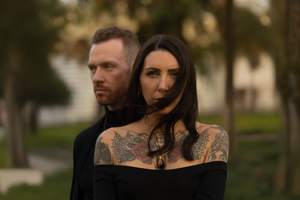Corey Hunter y Alia unen sus voces en la atmósfera envolvente de “Tides”