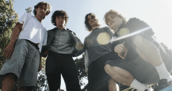 La contundencia directa de Wet Denim en Water For Dogs