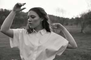 Celine Cairo encuentra belleza en el cambio con “Cycles”