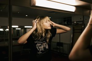 Iona Luke presenta “From Dust”, un cierre introspectivo para su EP debut