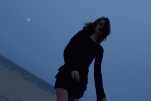 Point of No Return: El pulso electro y la firmeza pop en la voz de Sarah Smith