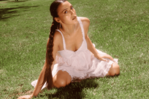 La atmósfera sutil de Asal Hazel en You’re out of it, Again!