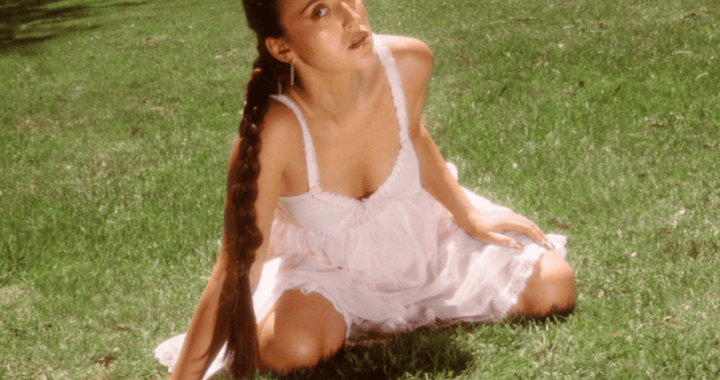 La atmósfera sutil de Asal Hazel en You’re out of it, Again!