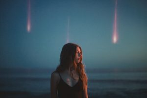 Clara Lars presenta “Fall Back”: sensibilidad pop y atmósferas electrónicas